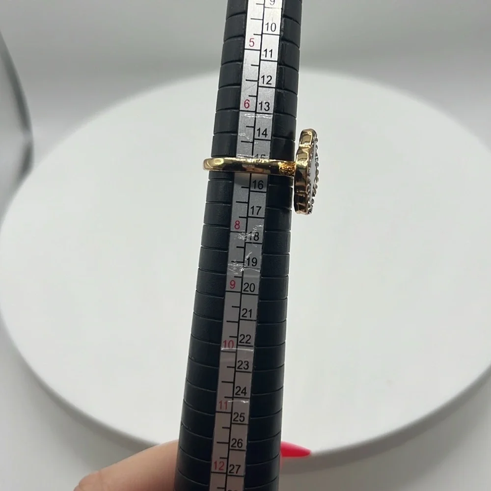 355. Elegant Black and Gold Women's Clover Ring